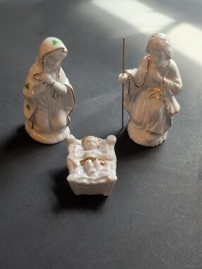 Lefton China 3 Piece Shamrock  Nativity Set